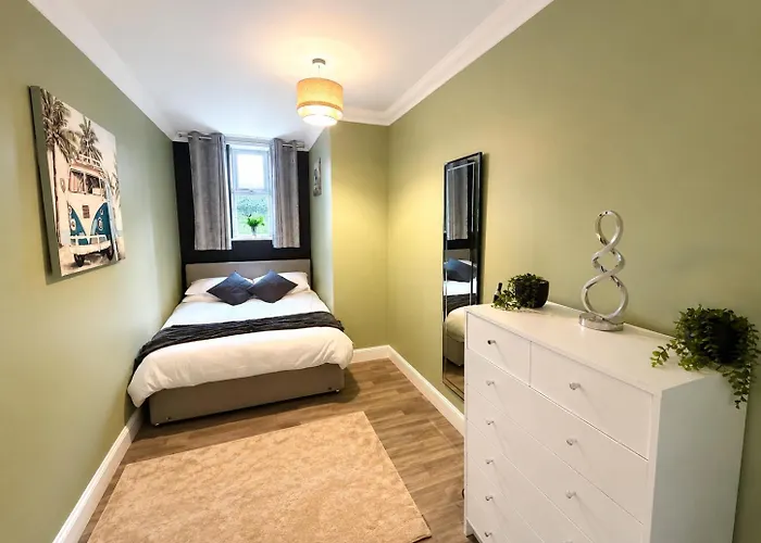 Glen Fern Lodge - Garden With Parking - Heart Of Bournemouth Town Centre - Close To Beach - Darts And Table Football - Sleeps 11