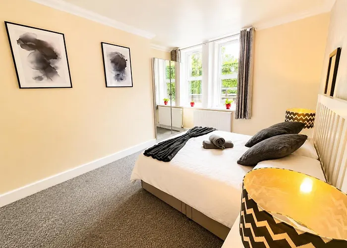 Glen Fern Lodge - Garden With Parking - Heart Of Bournemouth Town Centre - Close To Beach - Darts And Table Football - Sleeps 11