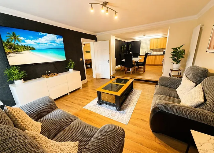 Glen Fern Lodge - Garden With Parking - Heart Of Bournemouth Town Centre - Close To Beach - Darts And Table Football - Sleeps 11